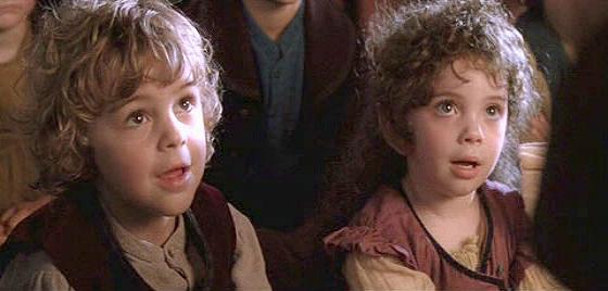 Due piccoli hobbit ascoltano il racconto di Bilbo, in un'immagine tratta dal film La compagnia dell'Anello